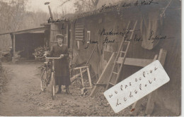 CREPY En LAONNNOIS - Une Dame Et Sa Bicyclette Devant Le Bâtiment Pour Poules , Lapins Et Le Bois ( Carte Photo )   Rare - Sonstige & Ohne Zuordnung