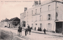 Saint Sauveur En Puisaye - Gendarmerie - Gendarmes A Cheval  - CPA °Jp - Saint Sauveur En Puisaye