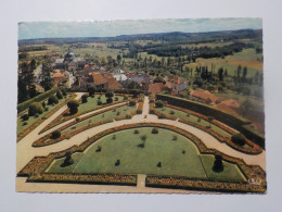 HAUTEFORT  Vus Du Chateau De Hautefort     Les Terrasses    Le Village Et L'Hospice - Hautefort