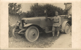 N36 - AUTOMOBILE - Carte Photo - Un Militaire Français Pose Fièrement Devant Une Belle Automobile - Turismo