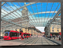 BERN Bahnhofplatz Mit Trambahnhof, überdacht Mit «Baldachin». Combinotram, Blick In Richtung Spitalgasse/ Moderne Karte - Strassenbahnen