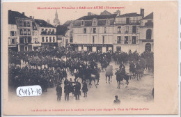 BAR-SUR-AUBE- REVOLTE DES VIGNERONS 1911- PLACE DE L HOTEL DE VILLE- CONCERTATION DES AUTORITES POUR LE DEGAGEMENT - Bar-sur-Aube