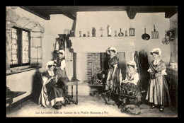 57 - VIC-SUR-SEILLE - LES LORRAINES DANS LA CUISINE DE LA VIEILLE MONNAIE - FEMME - Vic Sur Seille