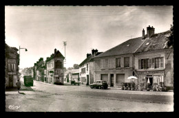 95 - MARINES - PLACE DE LA DEMI-LUNE - Marines