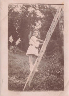 ENFANTS - Une Petite Fille Sur Une échelle - Carte Postale Ancienne - Portretten