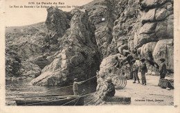 FRANCE - La Pointe Du Raz - Vue Sur Le Port De Bestrée Et Le Refuge Des Barques Des Pêcheurs - Carte Postale Ancienne - La Pointe Du Raz