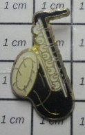 718B Pin's Pins / Beau Et Rare / MUSIQUE / GRAND SAXO  NOIR ET BLANC - Musique