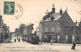 14-PONT-L'EVÊQUE- LA PLACE DU CALVAIRE ET LA RUE LAUNAY - Pont-l'Evèque