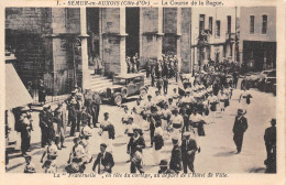 21-SEMUR-EN-AUXOIS- LA COURSE DE LA BAGUE, LA FRATERNELLE EN TÊTE DU CORTEGE AU DEPART DE L'HÔTEL DE VILLE - Semur