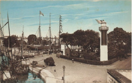 La Rochelle * Le Bassin Vieux * Les Phares Et Le Bureau Du Port - La Rochelle