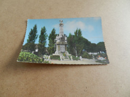 Cp Gravelines  Le  Monument  Aux  Morts - Gravelines