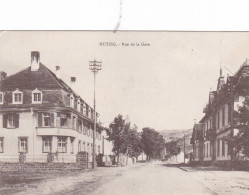 MUTZIG  -  MOLSHEIM  -   BAS-RHIN  -  (67)  -  CPA  -  LA RUE DE LA GARE. - Mutzig