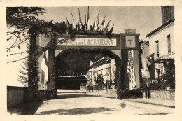 St étienne Les Remiremont * RARE Photo 1945 * WW2 Guerre 39/45 War * Fête De La Libération , Rue Décorée * 9x6cm - Saint Etienne De Remiremont