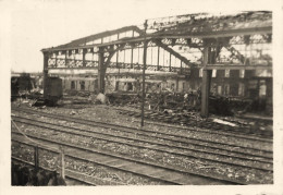 épinal * RARE Photo 1944 * WW2 Guerre 39/45 War * Ville Bombardée Bombardements Gare Dépôt * 8.8x6.2cm - Epinal