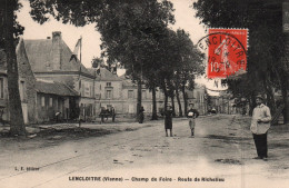 CPA 86 LENCLOITRE CHAMP DE FOIRE / ROUTE DE RICHELIEU - Lencloitre