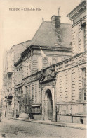 FRANCE - Verdun - Vue Panoramique De L'hôtel De Ville - Une Rue - Vue De L'extérieur - Carte Postale Ancienne - Verdun