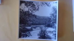 SNAPSHOT PHOTO AMATEUR VIEILLEVIE 15 CANTAL AOUT 1965 18/18CM  COIN DE PECHE - Places