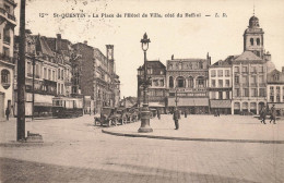 St Quentin * La Place De L'hôtel De Ville , Côté Du Beffroi * Tram Tramway - Saint Quentin
