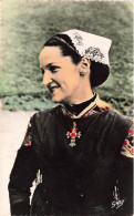 FOLKLORE - Costumes - Jeune Fille De Vendée - Costume De Noce Au Pays Maraîchin - Carte Postale - Trachten