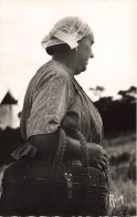 FOLKLORE - Costumes - île De Noirmoutier - La Grand-mère - Coiffe D'autrefois - Carte Postale - Trachten