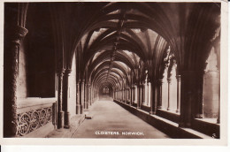 2811	98	Norwich, Cloisters (see Corners)  - Norwich