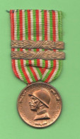 Grande Guerra Medaglia Coniata Nel Bronzo Nemico + 2 Barrette Campagne 1917 + 1918 Nastrino Tricolore - Italy