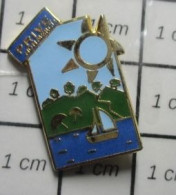 718A Pin's Pins / Beau Et Rare / BATeAUX / PRIVE NON MERCI (??? Quoi ?) BATEAU VOILIER SOLEIl - Barche