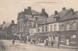 Crevecoeur-le-Grand.  Un Côté De La Place De L'Hôtel De Ville - Crevecoeur Le Grand