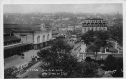 Lyon * La Gare De Perrache Et Le Côteau De St Foy * Ligne Chemin De Fer - Lyon 2