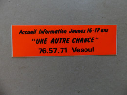 Autocollant Famille Une Autre Chance Accueil Informatio Jeunes 16-17 Ans Vesoul 70 - Other & Unclassified