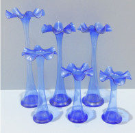 -6 JOLIS VASES En VERRE BLEU AVEC UNE BELLE COLLERETTE Volantée Déco  XXe    E - Jarrones