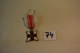 C74 Ancienne Médaille Militaire Croix Médaillon - Autres & Non Classés