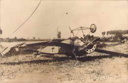 Carte Photo D'un Accident D'avion Monoplan Allemand Guerre 1914 Kapout Dit L'expéditeur - Ongevalen