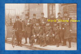 CPA Photo - RAMBERVILLERS - Beau Portrait De Soldat à L'entrée De Leur Caserne - 1911 - 17e Bataillon Chasseurs Vosges - Uniformes