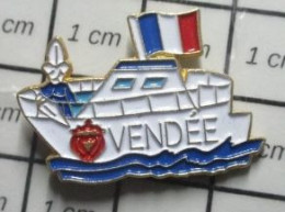 812G Pin's Pins / Beau Et Rare / BATEAUX / VEDETTE TOURISTIQUE VENDEE - Schiffahrt