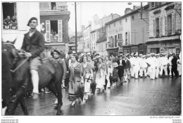 CARTE PHOTO DEFILE DES ARLESIENNES VILLE NON IDENTIFIEE - A Identificar