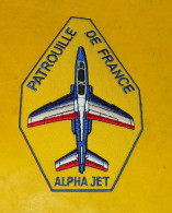 TISSU PATCH :   PATROUILLE DE FRANCE AVEC ALPHA JET   , DIAMETRE 9 CM , BON ETAT VOIR PHOTOS . POUR TOUT RENSEIGNEMENT M - Patches