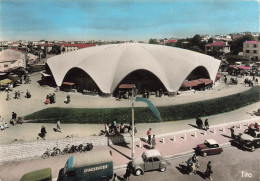 Royan * Vue Sur Les Halles , Le Marché * Automobile Voiture Ancienne CITROEN 2CV - Royan