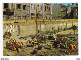 BERLIN Mur Mémorial Peter Fechter At Checkpoint Charlie VOIR DOS - Muro Di Berlino