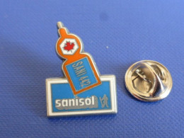 Pin's Brut Arthus Bertrand Sanisol Sani 442 - Nettoyant Feuille érable Canada - Pin's Non Doré (AA19) - Arthus Bertrand