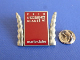 Pin's Brut Arthus Bertrand Marie Claire Prix D'excellence Beauté 91 - Magazine Média Revue - Pin's Non Doré (AA21) - Arthus Bertrand