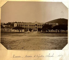 Nouvéa , Nouvelle Calédonie * RARE Grande Photo Albuminée Circa 1902 !! * Caserne D'infanterie Coloniale * 16.8x12cm - Nouvelle Calédonie