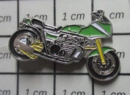 1616A Pin's Pins / Beau Et Rare / MOTOS / GROSSE MOTO SPORTIVE VERTE ET BLANCHE - Motorräder