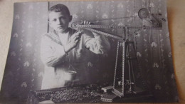 Carte Photo - Enfant Jouant Au Meccano GRUE 1922 - Non Classificati