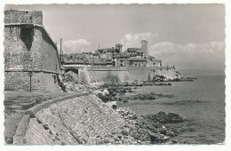 CPSM Dentelée 9 X 14 Alpes Maritimes ANTIBES La Vieille Ville Et Les Remparts - Antibes - Les Remparts