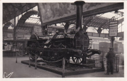 GARE L'EST ,,locomotive Exposée ,,obliteration De La Gare De L'est Sur Le Timbre - Bahnhöfe Mit Zügen