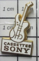 1616A   Pin's Pins / Rare Et De Belle Qualité / MUSIQUE / CASSETTES SONY GUITARE A 2 CORDES POUR BASSISTE !! - Musique