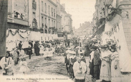 Delcampe - La Flèche * 1907 * Grande Rue , Jour De Procession * Magasin Commerce G. THIBAULT - La Fleche