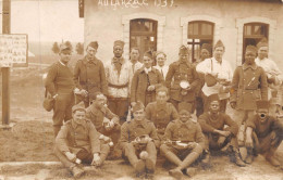 24-3400 : LA CAVALERIE CAMP DU LARZAC. CARTE-PHOTO GROUPE DE SOLDATS. 1937. - La Cavalerie