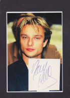 Autographe Signature De David Hallyday Chanteur Petit Carton Contrecollé Sur Photo - Cantantes Y Musicos